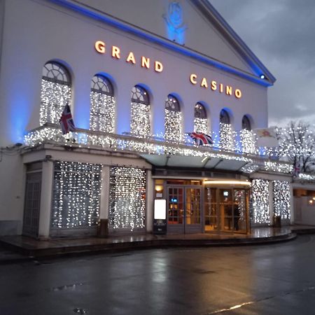Au Charme Du Lac Espace Bien Etre Et Piscine Chauffe Proche Parc Et Restaurant Du Casino Forges-les-Eaux Eksteriør bilde